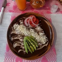 Platillo con aguacate y queso
